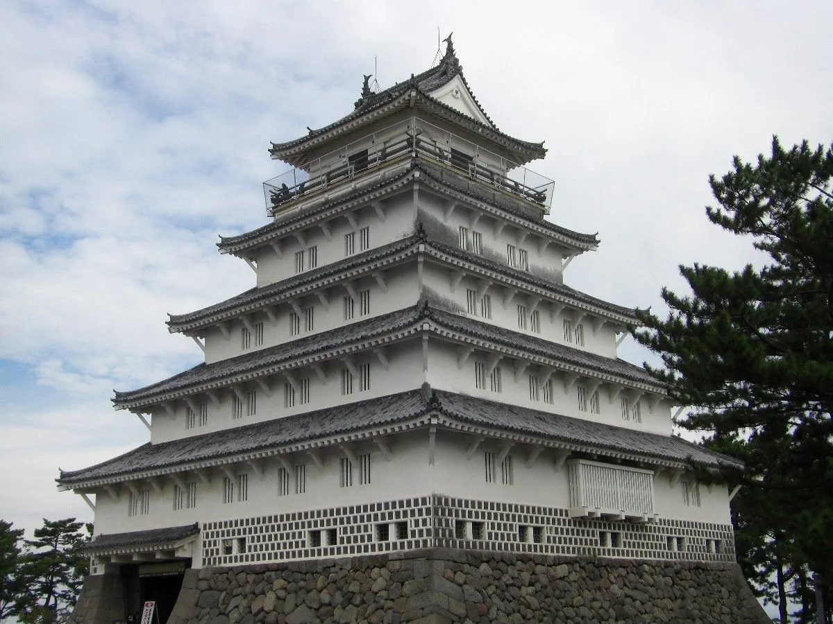 安土桃山様式の壮麗な「島原城」。五層の天守閣が、青空に堂々とそびえ立つ。