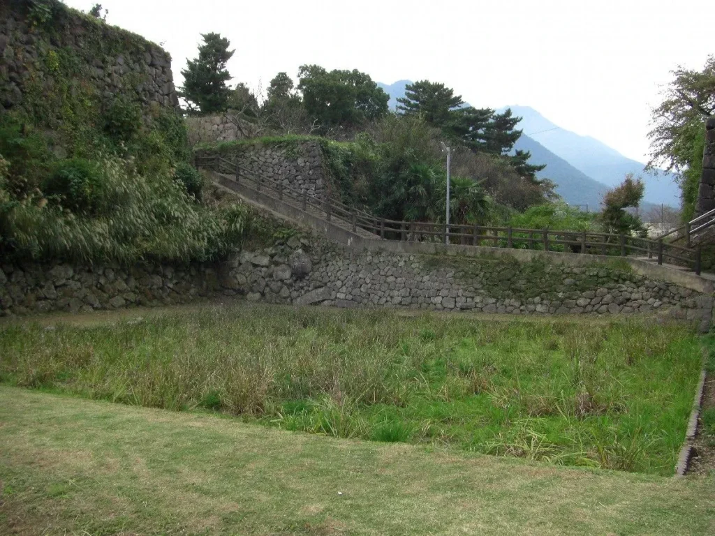 濠を利用して島原城の天守閣への近道が作られている。濠の中を通るスポットは珍しい。
