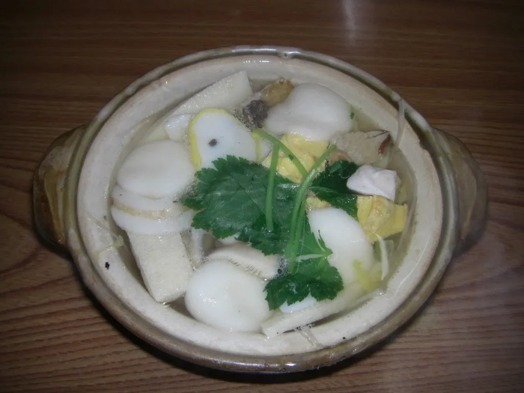 具雑煮は、餅をはじめさまざまな具を入れた、いわばごった煮。島原の乱の折、そのへんの食材を入れて煮て、領民にふるまったのが始まり。本当にたくさんの具が入っている。写真の具雑煮に入っているものをあげると、餅・鶏肉・うなぎ・卵焼き・かまぼこ・ちくわ・しいたけ・ごぼう・白菜これだけ入っている。汁はだしがよくきいたあっさり味で、小さく切った餅によくなじむのがおいしい。写真は姫松屋新町店で食べた具雑煮。姫松屋は文化10年創業の老舗である。島原城の近くにある本店は雑誌に紹介されているため非常に混んでおり、鯉の泳ぐ町に近い新町店がお勧め。