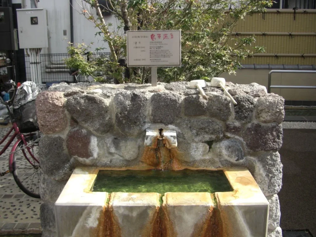 島原では、雲仙岳の影響で市内の至る所で水が湧いている。温泉が湧いている場所も多い。温泉を利用して街中に足湯や水飲み場が設置されている。武家屋敷の水路や鯉の泳ぐ町も豊富な湧水を利用したものである。飲める・飲めないは場所によるが、どこの水もきれい。