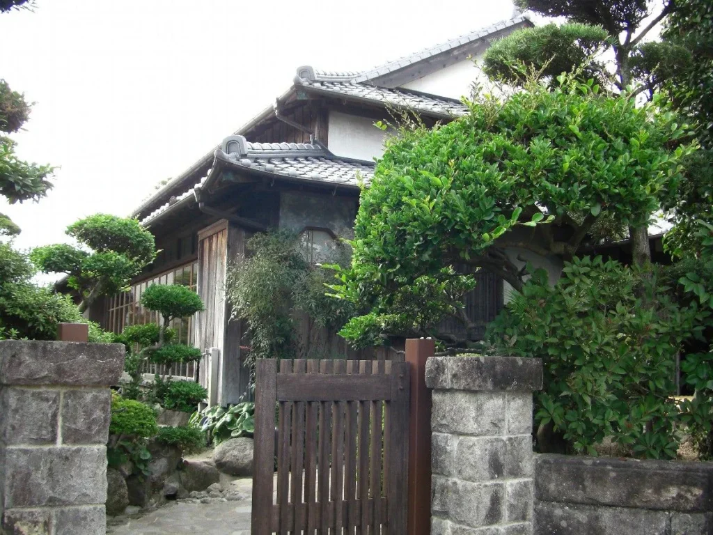 民家を整備した休憩所。昭和初期に建てられた木造瓦葺平屋の屋敷で、国の登録有形文化財に指定されている。靴を脱いで畳に寝転がれる絶好の場所だった。ただし、無料なのでいつ誰が来るかはわからない。現在は、カフェに整備されているので、 寝転がることはできない。