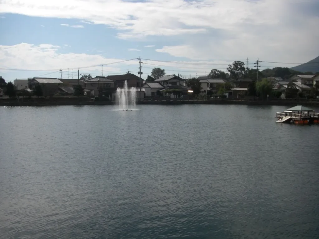 白土湖(しらちこ)は、200年前の雲仙噴火(島原大変肥後迷惑)で土地が陥没して一夜にしてできたといわれている。ここからも地下水が湧き出し、市内の川に流れている。