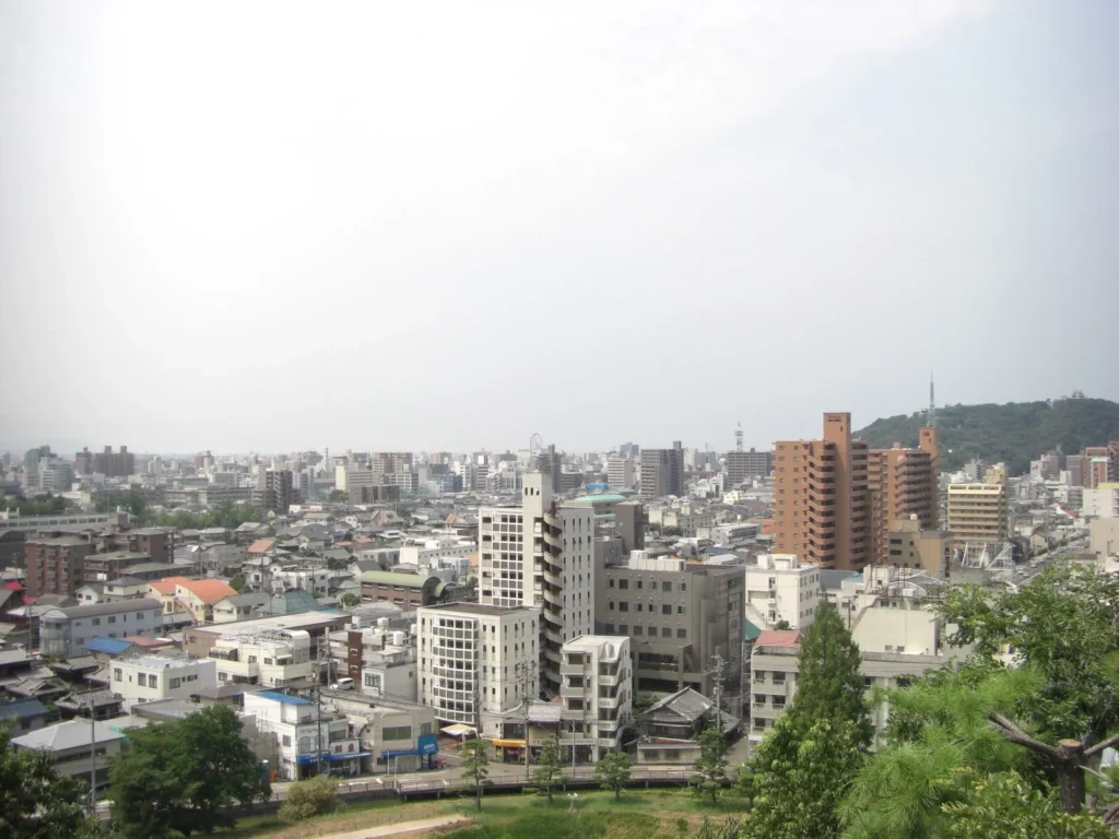 道後公園の丘の頂上に展望台がある。ここから松山市街を一望できる。右側の山が松山城、ほぼ中央に見える観覧車が松山市駅ビルのいよてつ高島屋。