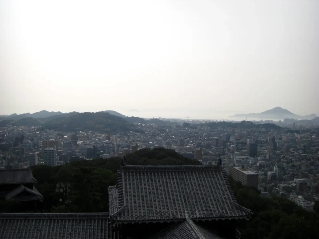 沖合に浮かぶ島、地上付近が霞んでいる。