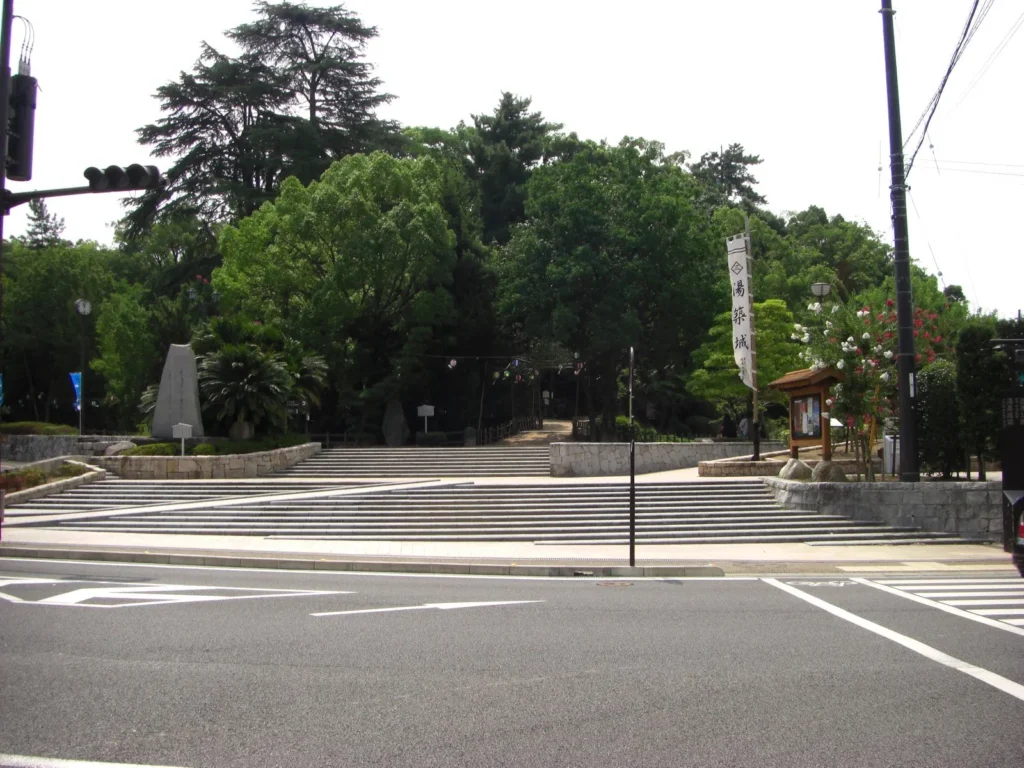 道後公園は、もともと湯築城の城跡を公園にしたもの。遊歩道がよく整備されており歩きやすい。また、敷地の一部は武家屋敷を再現している。