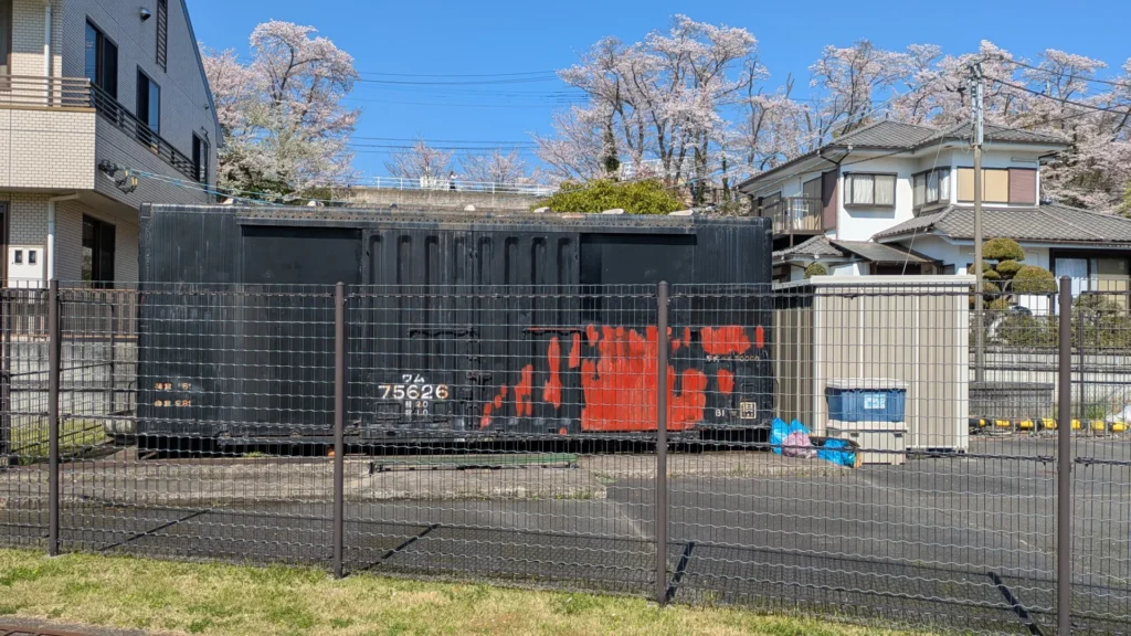 懐かしい黒色の貨車。SLと共に鉄道黄金時代の雰囲気を作り出しているが、これは今も倉庫として使われているようだ。