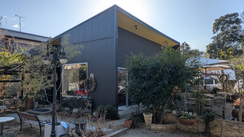 スタイリッシュな外観が目を引くカフェ。