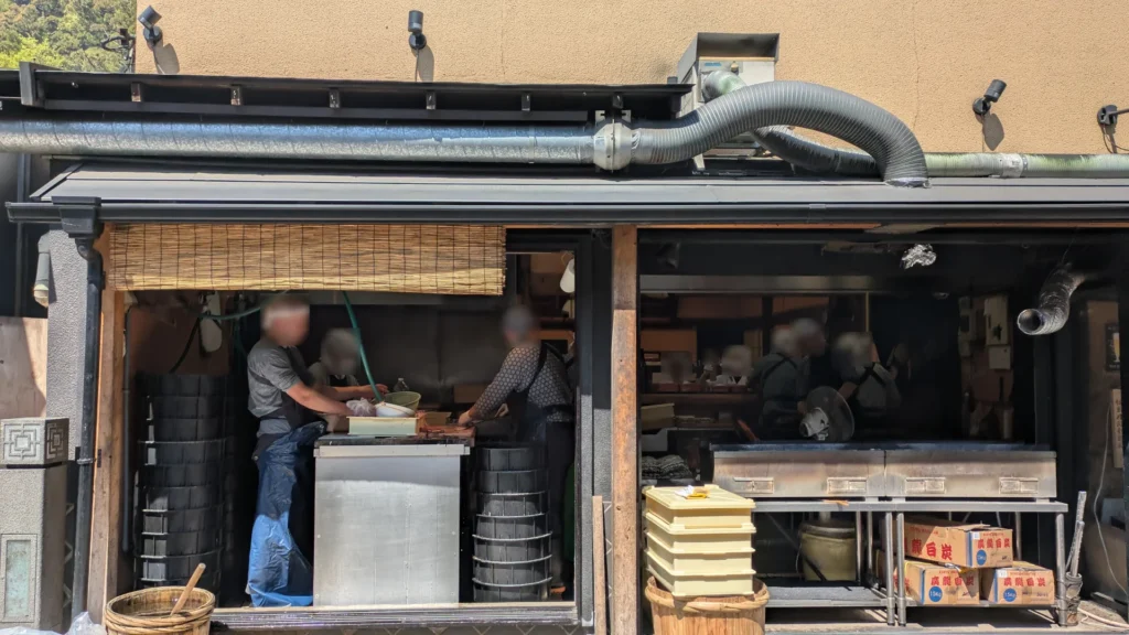 成田名物といえば鰻。職人の鮮やかな包丁さばきに、道行く人が目を奪われる。