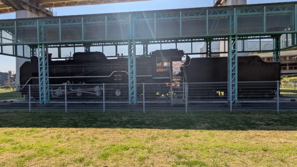 側面を見ると車輪や軸、蒸気室の様子がよくわかる。