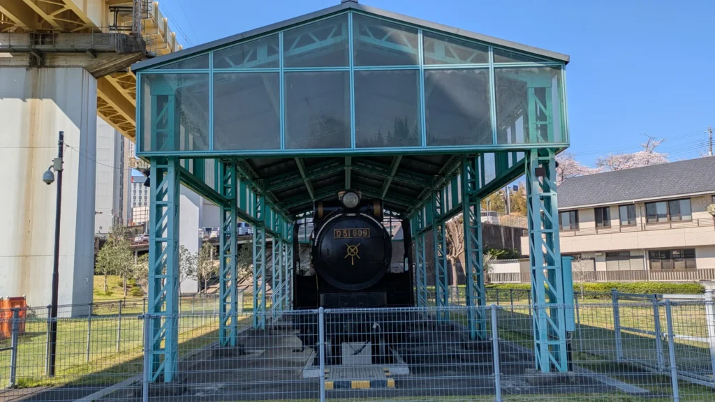 正面から見るデゴイチの迫力。屋根の下でていねいに保存されているため、当時のたたずまいのまま。