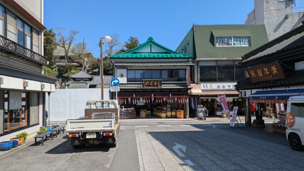 かつて電車が走った「電車道」の終点。左手すぐに成田山新勝寺の総門がある。