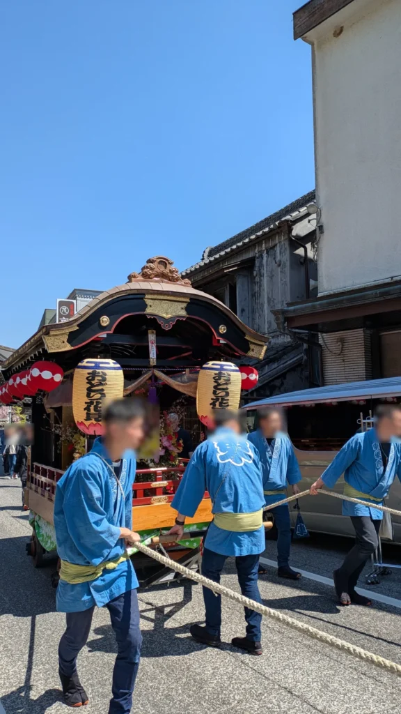 この日はおどり花見の日。表参道を豪華な屋台が練り歩く。