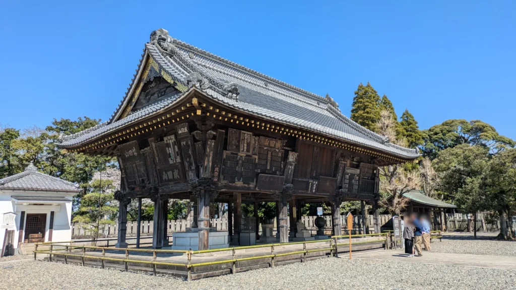 信徒から奉納された額を掲げる額堂。重要文化財であり、庶民信仰の歴史を物語る。