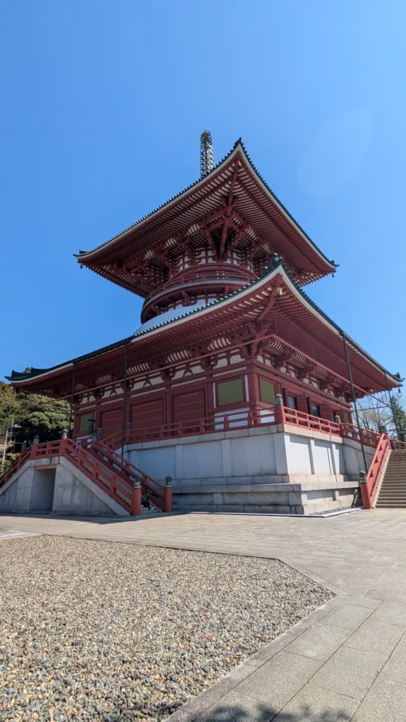 境内の最も奥にそびえる平和の大塔。高さ58メートルを誇る、壮大なシンボルタワー。