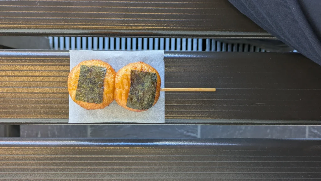 小腹が空いた時に嬉しい串だんご。甘じょっぱい醤油にもちもちの団子が似合う。