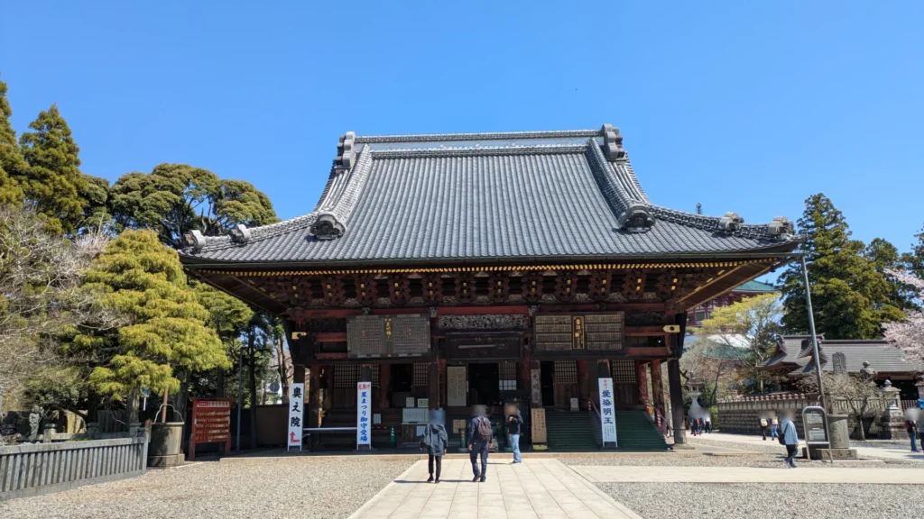 釈迦堂よりさらに古い、かつての本堂。現在は愛染明王を祀り、縁結びのご利益で知られる。