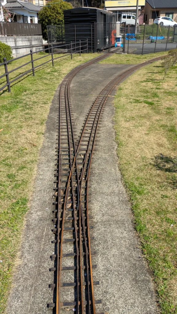 車庫にはSLは見当たらなかった。貨車の中にあるのだろうか。レールにはポイントもあり、本格的。