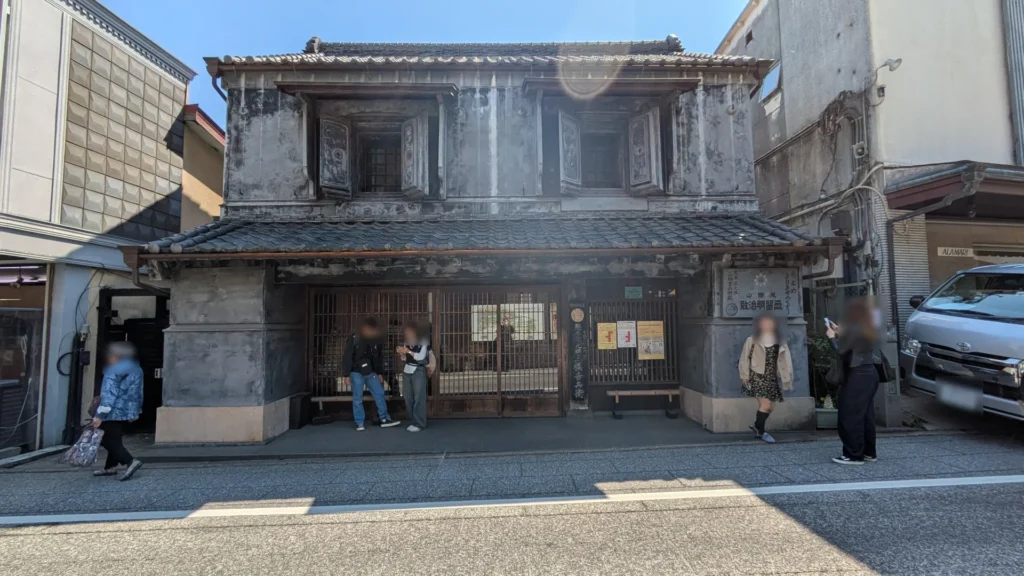 新勝寺総門近く、有名スポットの「一粒丸三橋薬局」。映画『千と千尋の神隠し』を彷彿とさせる、風情ある木造建築が目を引く。