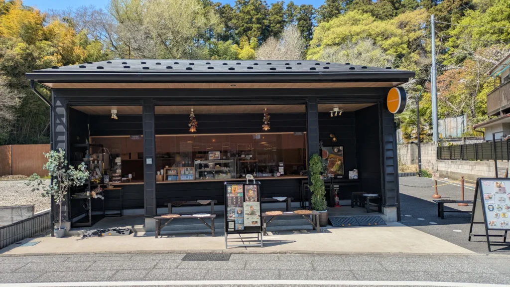 歴史的な街並みの中に現れるモダンなカフェ。歴史的な木造建築とモダンな建築が共存している。
