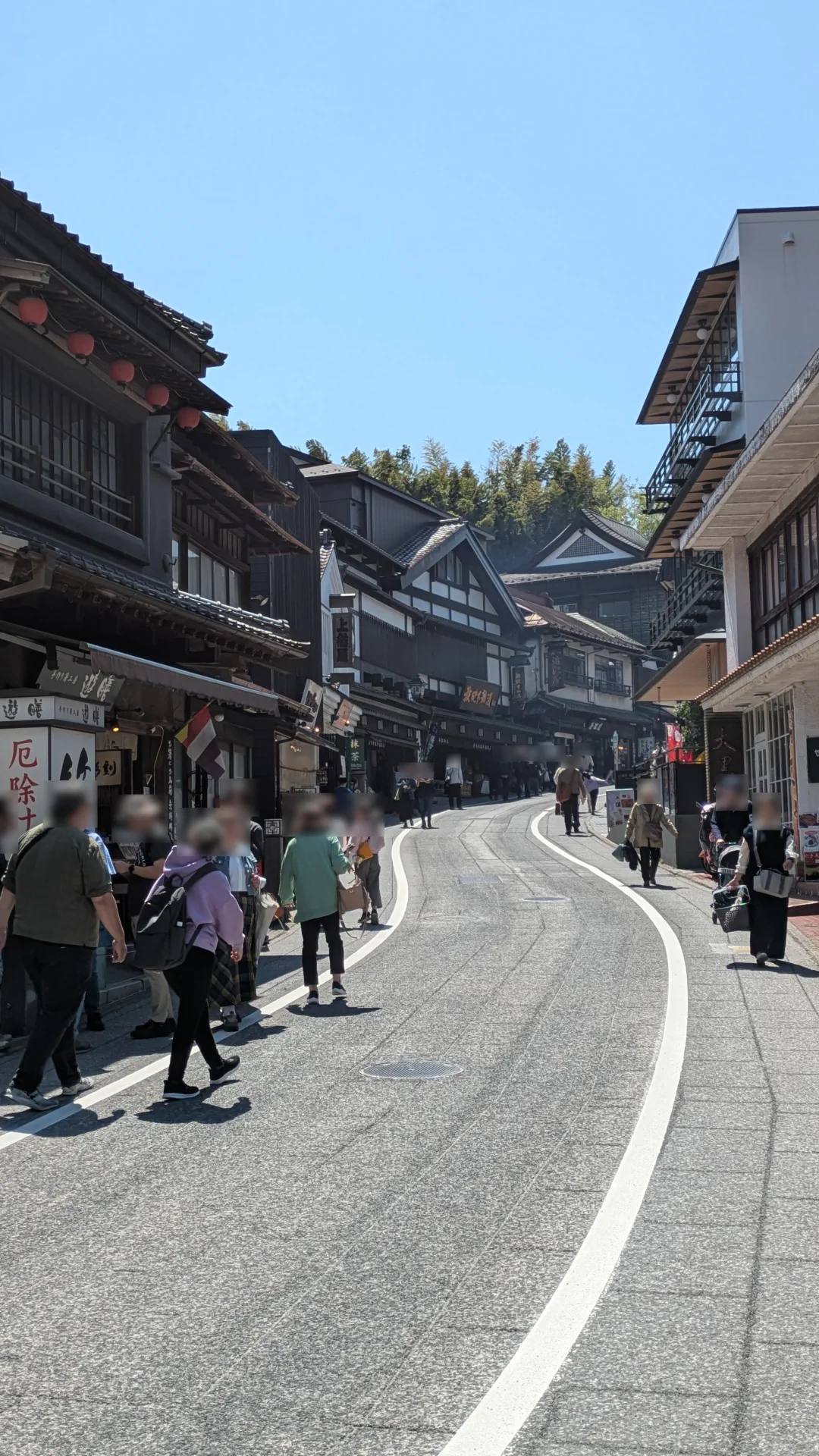 緩やかな坂道に沿って続く参道。車も時々通る。
