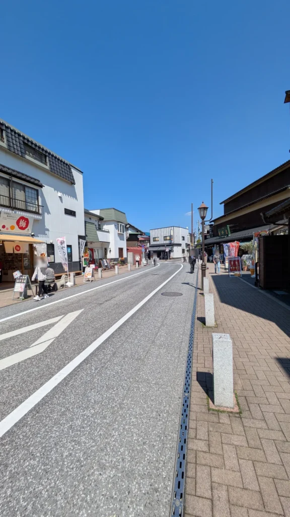 新勝寺から少し離れた表参道。電柱もなく整備された街並みは、よく晴れた日の散策に最適。