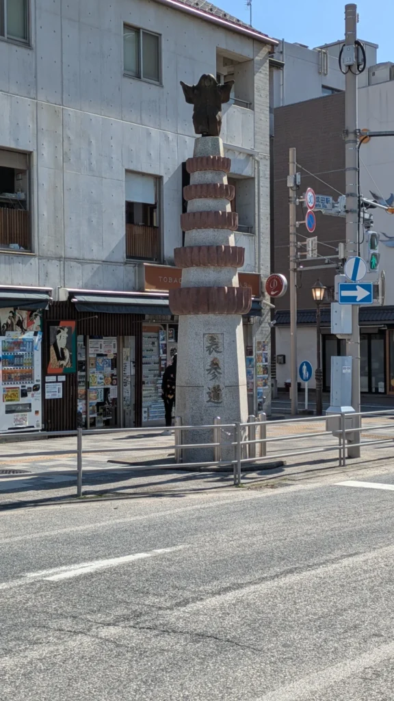 表参道の入り口に立つ石柱。成田屋との縁を感じさせる。