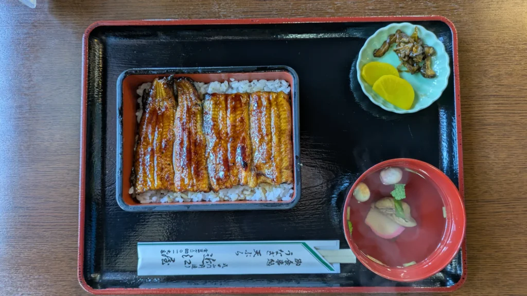 香ばしく焼き上げられた鰻。成田山表参道には鰻屋が多数あり、それぞれの店が秘伝のタレとふっくらと香ばしい焼きを競っている。