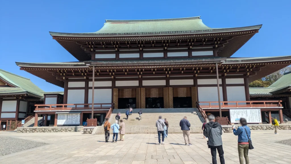 最も重要な祈祷の場である大本堂。毎日、平和を願う御護摩祈祷が厳かに執り行われている。