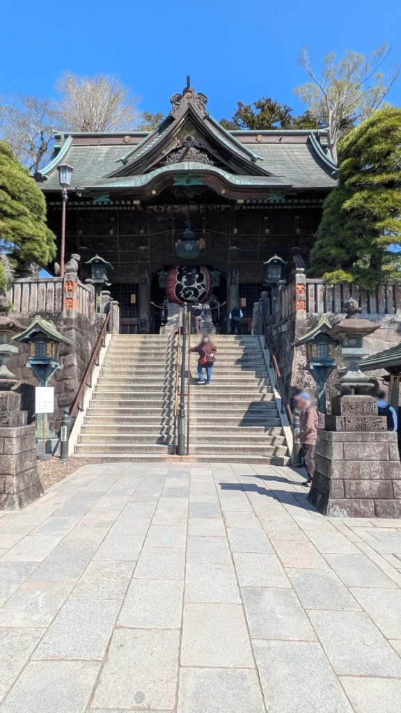 重要文化財の仁王門。中央に下がる巨大な提灯は、この門の象徴。