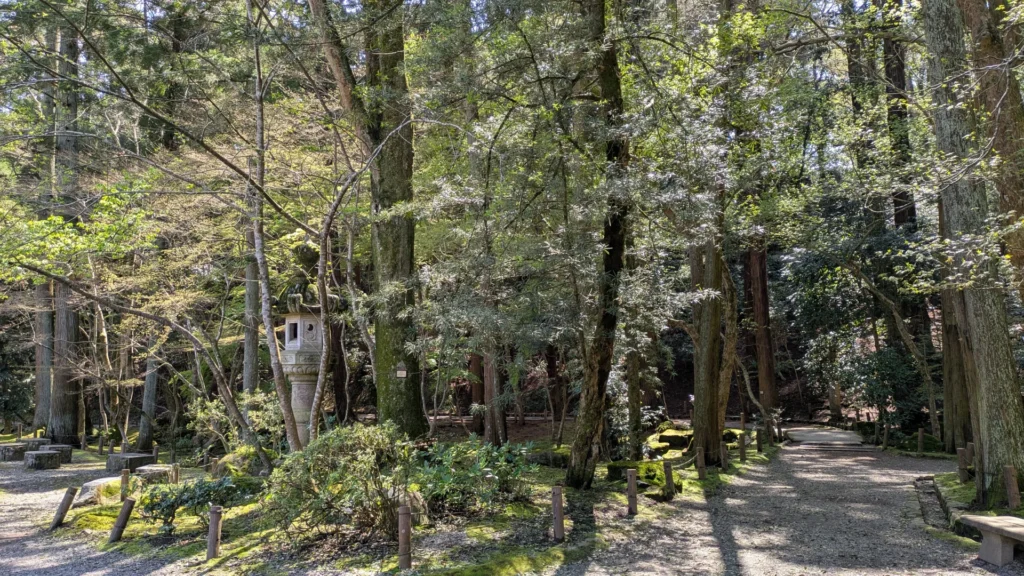 お堂の背後に広がる成田山公園。緑豊かな散策路は、都会の喧騒を忘れさせてくれる。