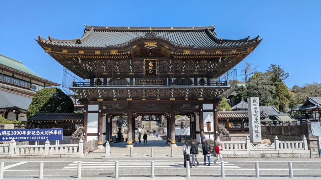 参拝客を最初に迎える総門。総ヒノキ造りの重厚な建築が、訪れる者を圧倒する。