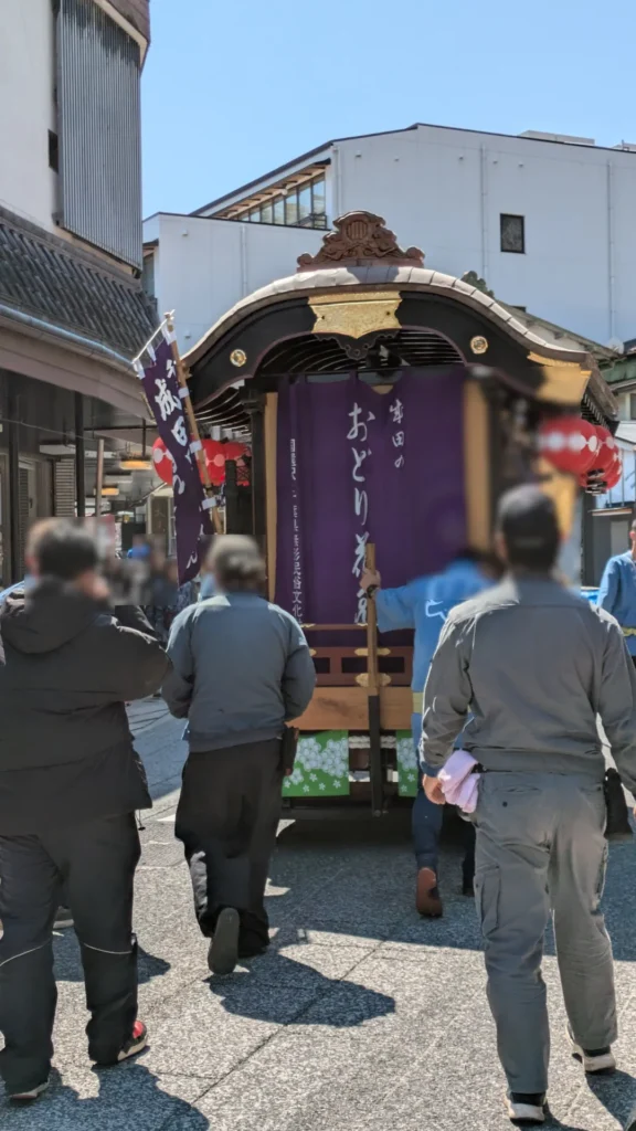 毎年4月3日のおどり花見の屋台。「おどり」の文字が揺れ、祭りの情緒を盛り上げる。