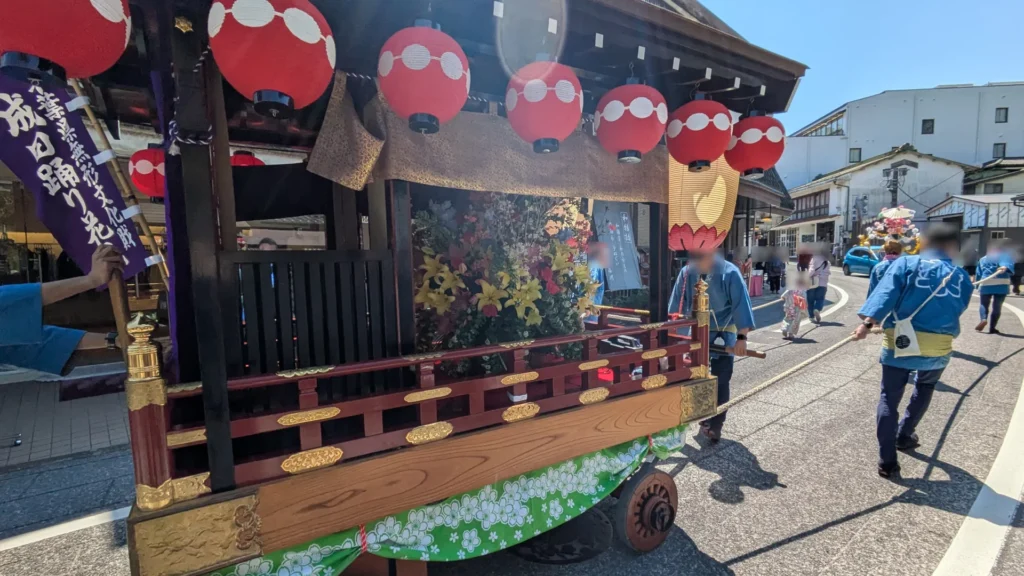毎年4月3日のおどり花見に使われる屋台。側面まで細やかな装飾が施されている。