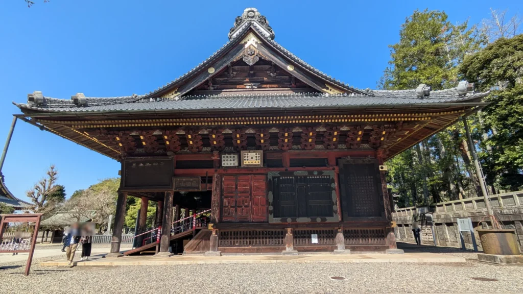 歳月を経て黒ずんだ木造建築の美しさ。長い歴史を静かに語りかける。