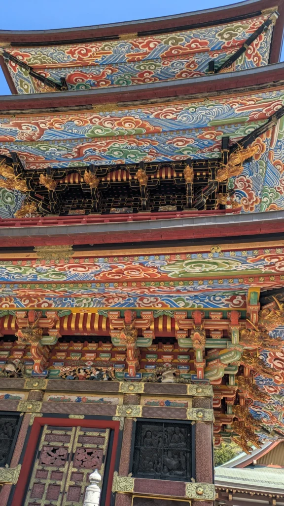 精緻な雲文や龍の彫刻。江戸時代の優れた工芸技術が凝縮されている。