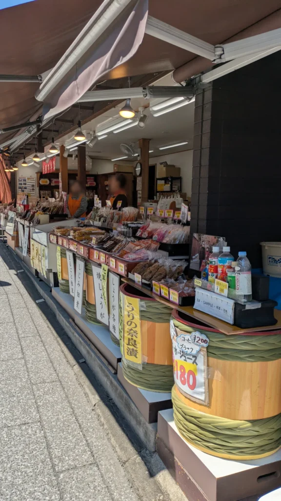参道に漂う漬物の良い香り。名物の鉄砲漬けは、成田土産の定番中の定番。