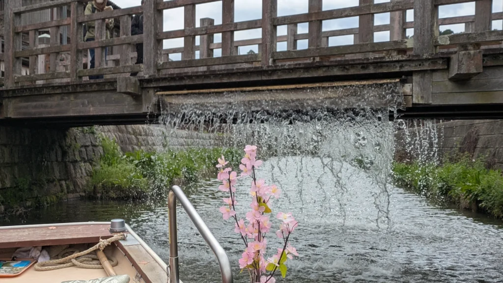 観光船から間近で見る樋橋の放水