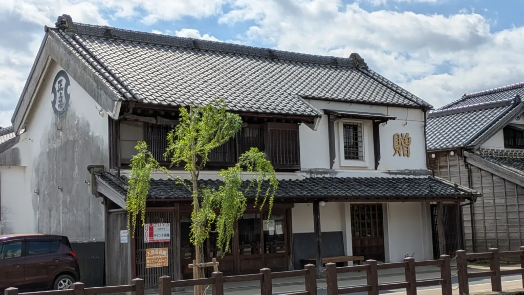特徴的な紋が描かれた「正上」の歴史的建物