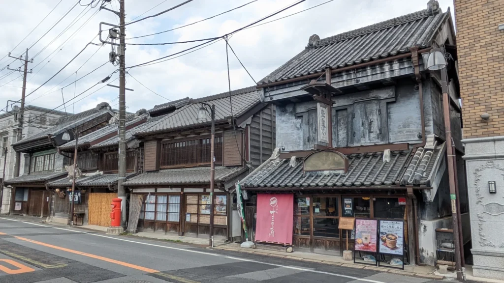 正文館から続く旧家の街並み