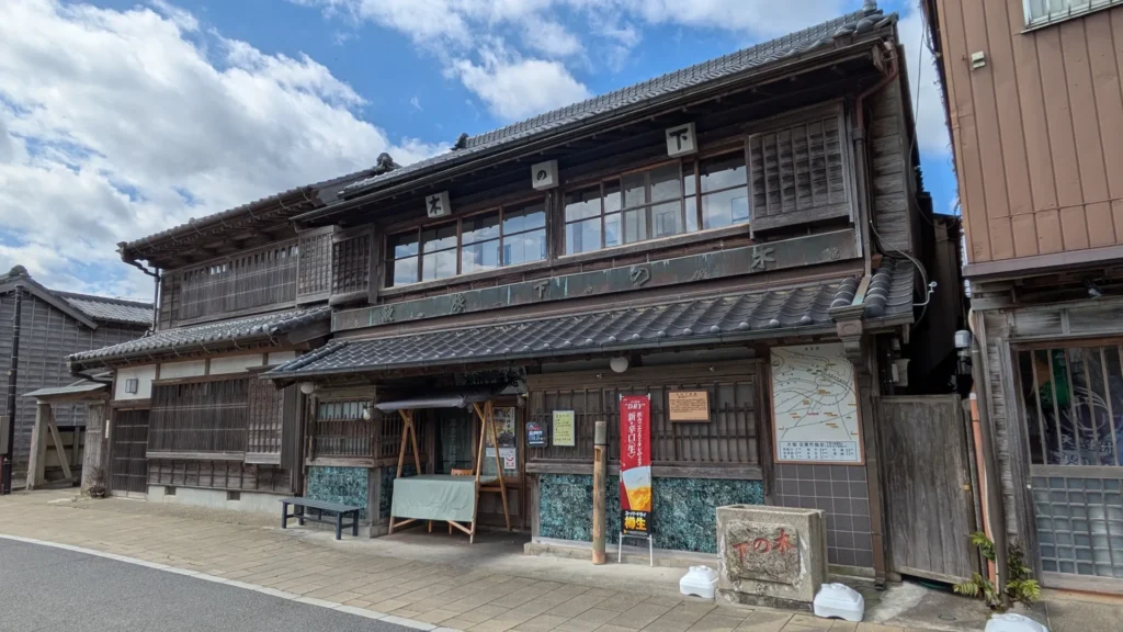 佐原の町に現存する木造建築の木の下旅館