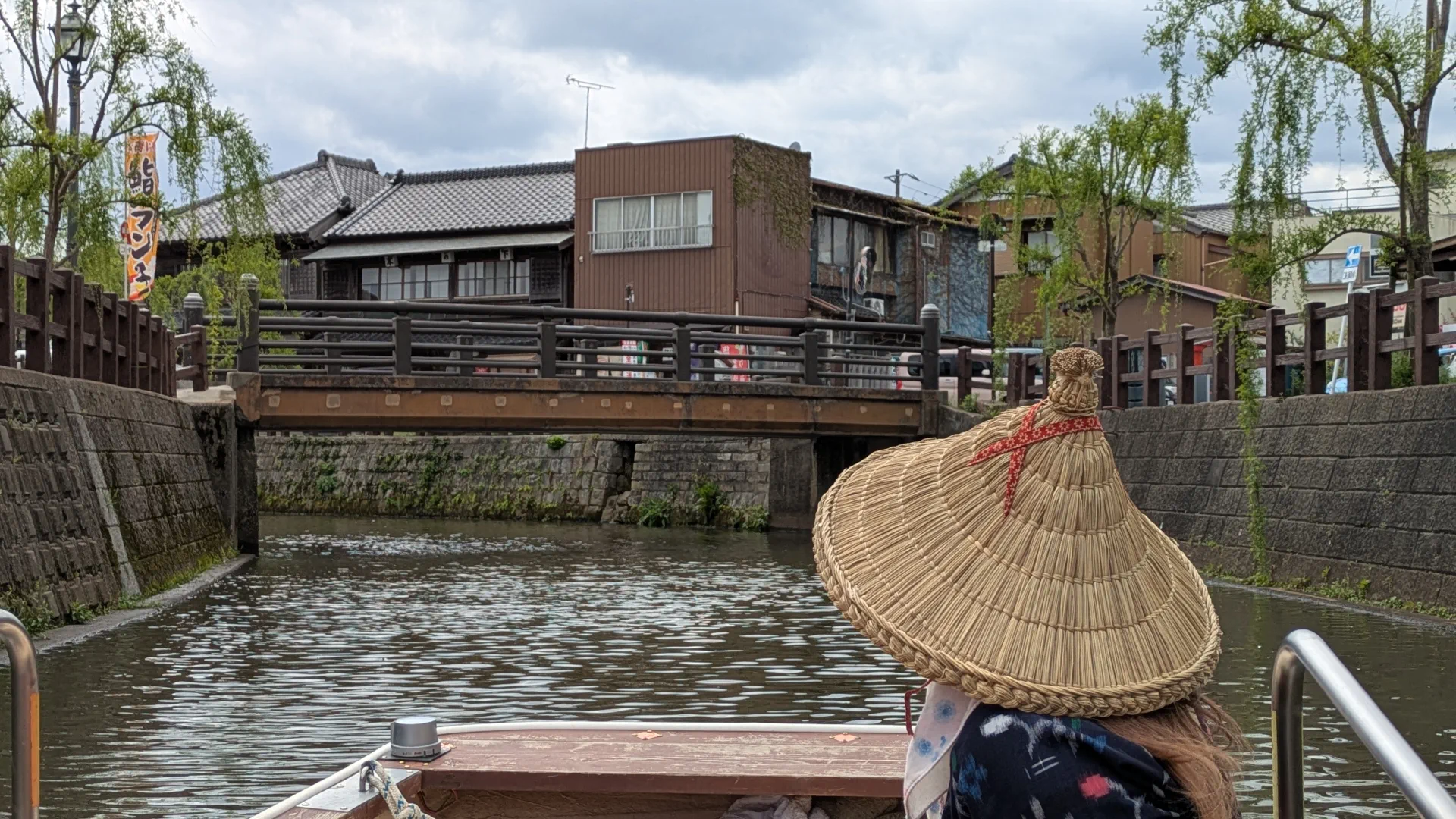 舟の上から見る低い橋の橋桁