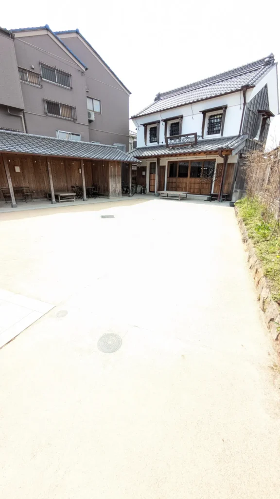 さわら町屋館の広々とした中庭スペース