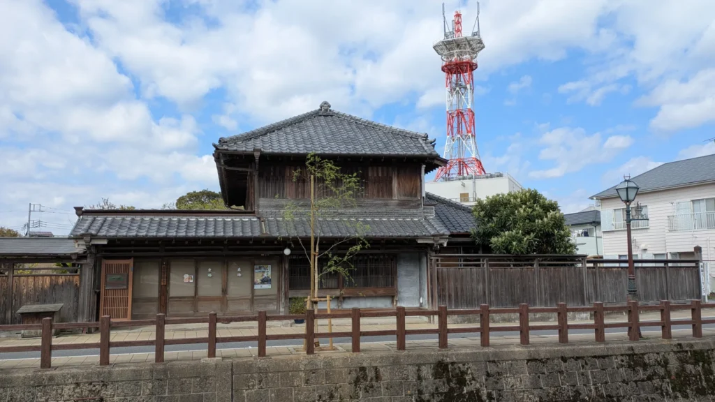 佐原の町並みに残る立派な門を持つ大邸宅（右）