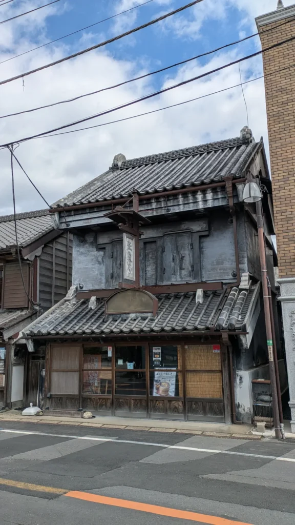 黒漆喰造りの店舗・正文館