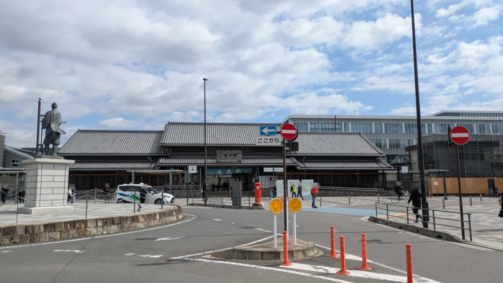 小江戸風の佐原駅舎と駅前の伊能忠敬像
