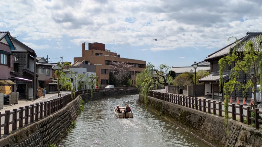 開運橋から望む小野川沿いの町並みと観光船