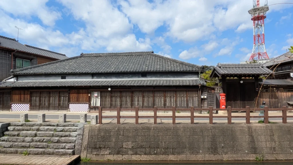 佐原の町並みに残る立派な門を持つ大邸宅（左）
