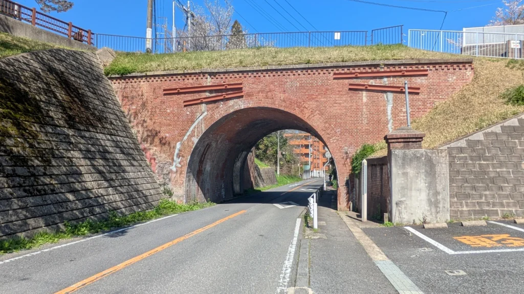 電車道に残る二つのトンネルのうちの一つ。