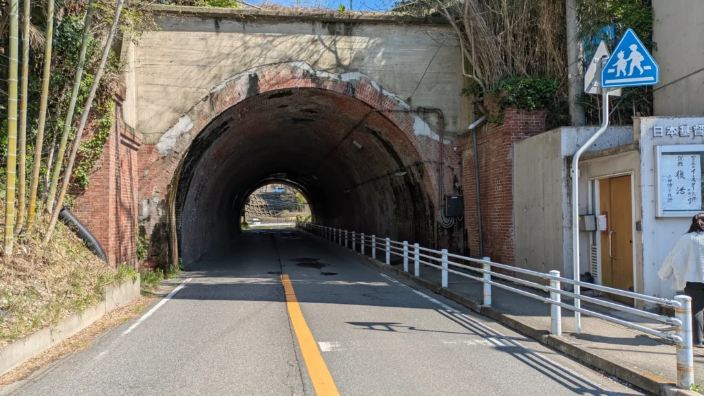 明治時代に造られた長いレンガトンネルが今も残っている。