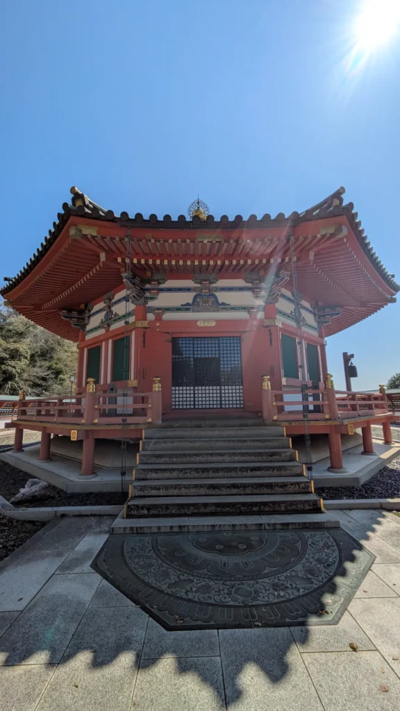 境内に建つ聖徳太子堂。八角堂の独特な形状と鮮やかな朱色が目を引く。